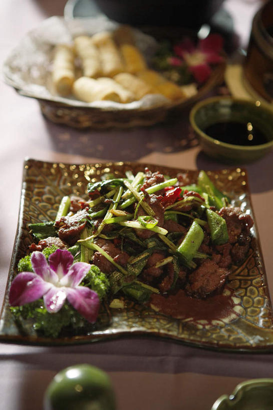 嘴,无人,吃,竖图,室内,正面,吃饭,餐桌,桌子,静物,亚洲,瓷器,饭厅,炒菜,牛肉,沙拉,美味,食品,饮品,酱油,春卷,饮食,花,食物,饮料,盘子,装饰物,茶馆,准确,膳食,可口,中国文化,东亚,健康食物,北京市,唾液,开胃酱,适口,完美,口,口腔,嘴巴,嘴唇,彩图,餐馆,传统文化