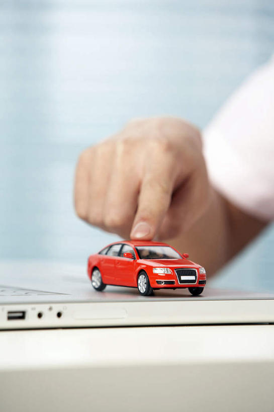 一个人,竖图,俯视,留白,正面,自由,笔记本电脑,技术,桌子,汽车,北京,中国,亚洲,小贩,指,指点,休息,休闲,放松,童年,运输,摄影,灵感,创造力,专心,指向,走神,出示,盲人,想象,无忧无虑,计算机,玩具车,年轻男性,年轻人,触摸,彩图,高角度拍摄,办公室职员,精力