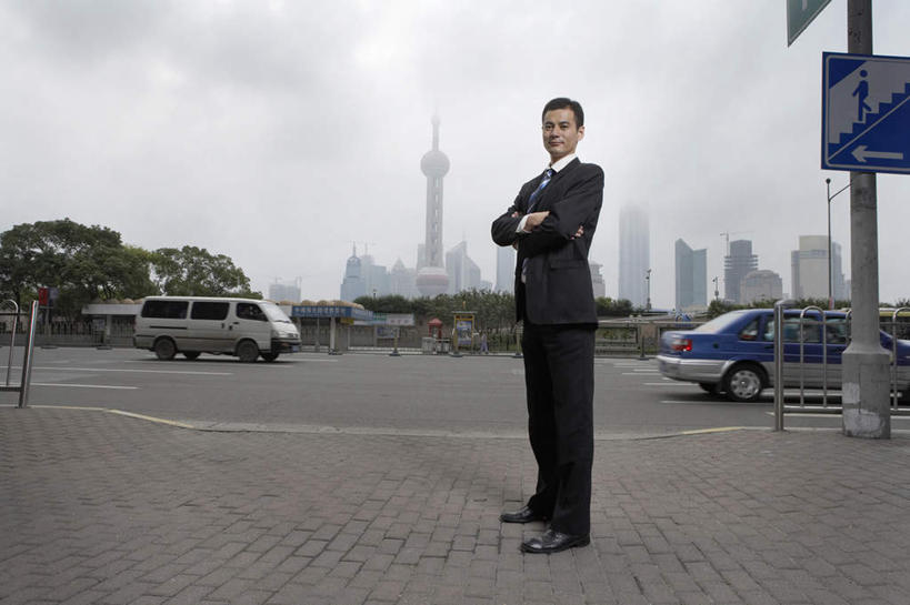 东方人,成年人,中年人,一个人,商务人士,商务男性,停车场,站,双手交叉,横图,俯视,室外,白天,留白,正面,仰视,衬衫,度假,商务,自由,成功,信心,竞争,建筑业,美景,天际线,雾,车库,城市风光,城市,街道,摩天大楼,鞋子,上海,亚洲,仅一个男性,仅一个人,仅一个中年男性,捆扎,准备,套装,正装,标志,瓷器,河岸,景观,云,古城,人行道,塔,注视,娱乐,刺激,外滩,观察,看,职业,享受,休闲,景色,放松,活力,力量,想,运输,生活方式,观看,展览,污染,察看,双手抱胸,都市风光,关注,清新,商务装,想象,工薪阶层,东亚,千禧穹顶,能力,男人,男性,中年男性,亚洲人,中国人,白领,上班族,彩图,低角度拍摄,高角度拍摄,衬衣,泊车场,东方明珠塔,苦尽甘来