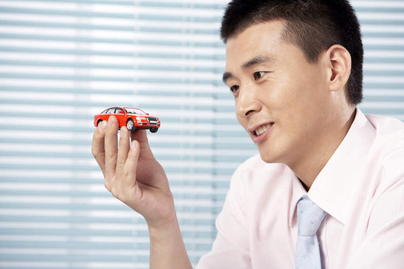 脸,头,脸颊,一个人,坐,微笑,横图,俯视,留白,侧面,自由,信心,技术,汽车,北京,中国,亚洲,小贩,领带,肩膀,看,休息,休闲,放松,童年,想,运输,摄影,灵感,创造力,专心,走神,出示,盲人,想象,无忧无虑,玩具车,年轻男性,中国人,年轻人,头部,脸部,脸蛋,面部,彩图,高角度拍摄,办公室职员,精力