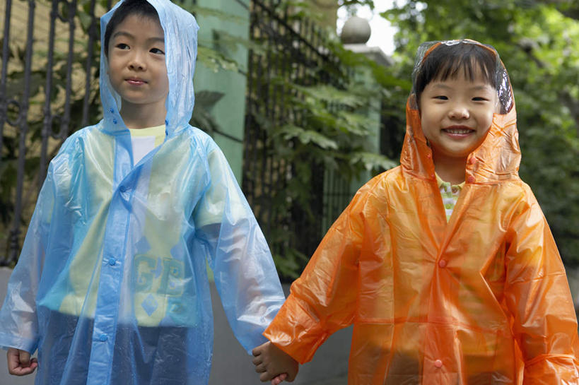 东方人,儿童,两个人,家庭,兄弟,姐妹,邻居,站,笑,微笑,露齿笑,横图,室外,白天,正面,度假,快乐,通讯,自由,友谊,纯洁,合作,信心,建筑业,雨,大雨,街道,上海,亚洲,淋浴,湿,并排,瓷器,人行道,天气,T恤,牛仔裤,树,小孩,蓝色,绿色,自然,社区,春天,夏天,休闲,橙色,放松,活力,可爱,童年,童趣,生长,保护,环境,领导,享乐,愉悦,都市风光,清新,雨衣,童真,东亚,烂漫,无邪,发展,无忧无虑,把握,天真,男孩,女孩,亚洲人,中国人,孩子,休闲活动,步行,手牵手,半身,彩图,欢乐,挨着,好奇心,苦尽甘来,掌控