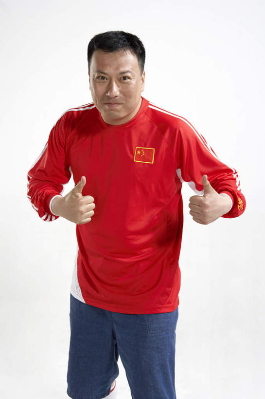 东方人,成年人,中年人,一个人,站,微笑,竖图,留白,白色背景,正面,运动服,快乐,满意,兴奋,智慧,热情,骄傲,成功,运动,橄榄球,国旗,亚洲,仅一个男性,仅一个人,仅一个中年男性,突出,瓷器,T恤,称赞,表扬,刺激,红色,白色,看,手势,竖,凝视,翘,高,惊奇,支撑,享乐,夸奖,优秀,愉悦,近景,中国文化,出示,荣誉,东亚,队服,爱国主义,好,妙,顺利,出色,超群,杰出,卓越,奇妙,北京市,快活,欢愉,康乐,贡献,能力,聪明,信任,男人,男性,中年男性,亚洲人,中国人,大拇指,休闲活动,彩图,影棚拍摄,高兴,打手势,精力,空头支票,苦尽甘来