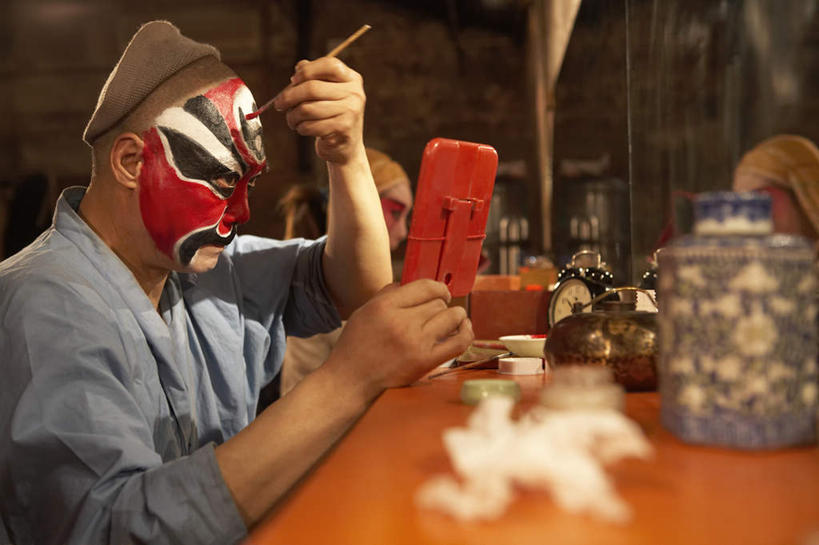 成年人,中年人,老年人,一个人,演员,电影明星,舞台,横图,室内,侧面,化妆,绘画,镜子,桌子,亚洲,仅一个男性,仅一个人,仅一个中年男性,表演,准备,艺术,瓷器,古典,刷,拿着,文化,表演者,传统,红色,黑色,画笔,工艺品,品味,思考,美术,专心,高雅,练习,中国文化,决心,改变,更衣室,京剧,东亚,广口瓶,北京市,美学,贡献,老年男性,男人,男性,中年男性,亚洲人,中国人,影视明星,半身,彩图,中国戏曲,传统文化,京剧演员