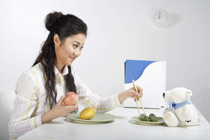 东方人,成年人,一个人,商务人士,商务女性,办公室,坐,吃,微笑,横图,白天,白色背景,侧面,商务,游戏,通讯,纯洁,筷子,苹果,柠檬,黄瓜,蔬菜,水果,玩具,亚洲,仅一个年轻女性,仅一个女性,仅一个人,套装,时间,瓷器,泰迪熊,玩,拿着,娱乐,饮食,白色,休闲,面对面,可爱,童年,童趣,益智,活动,幽默,享乐,风格,愉悦,膳食,发泄,消遣,智力,瘦身,商务装,等,梦想,比例,工薪阶层,童真,东亚,烂漫,无邪,健康食物,北京市,宣泄,接待员,活页夹,天真,年轻女性,女人,女性,亚洲人,中国人,年轻人,白领,上班族,钟,胡瓜,玩耍,嬉戏,半身,彩图,影棚拍摄,办公室职员