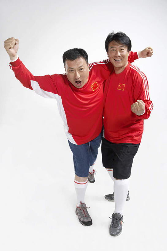 东方人,成年人,中年人,老年人,两个人,站,举,笑,微笑,露齿笑,竖图,留白,白色背景,正面,运动服,快乐,满意,兴奋,友谊,热情,骄傲,成功,运动,橄榄球,国旗,亚洲,连接,欢呼,并排,瓷器,T恤,大喊,拿着,袜子,刺激,红色,白色,社区,看,手势,托,休闲,放松,搭,凝视,生活方式,惊奇,幽默,支撑,专心,酷,享乐,愉悦,成就,搭着,中国文化,出示,荣誉,东亚,队服,爱国主义,北京市,快活,欢愉,康乐,贡献,能力,团结,信任,老年男性,男人,男性,中年男性,亚洲人,中国人,拳头,休闲活动,举起,举手,举着,向上举,向上伸,向上托,拥抱,彩图,影棚拍摄,高兴,打手势,精力,挨着,空头支票,苦尽甘来,性格