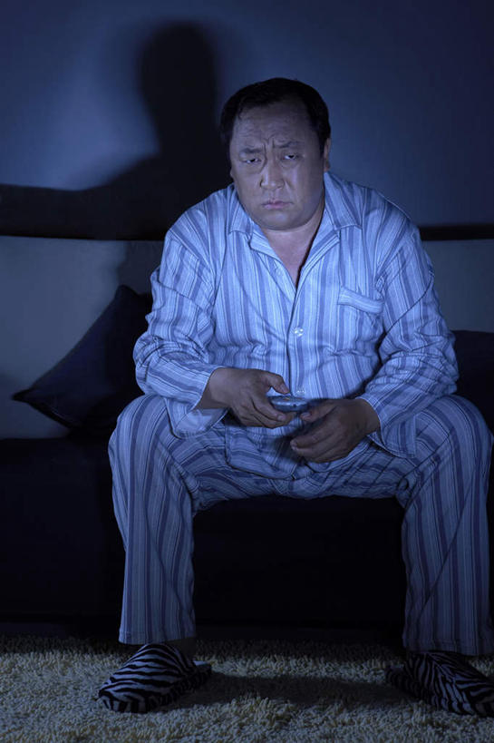 东方人,成年人,中年人,老年人,头发,一个人,家庭,坐,推,竖图,室内,夜晚,正面,夜生活,兴奋,寂寞,运动,竞争,地毯,沙发,国旗,亚洲,仅一个男性,仅一个人,仅一个中年男性,沮丧,瓷器,房屋,公寓,拿着,刺激,黑色,拖鞋,遥控器,看,休闲,疲倦,生病,温暖,温馨,一家人,凝视,生活方式,支撑,和睦,疲劳,午夜,专心,起居室,疲惫,运送,痛苦,选择,问题,私密,困乏,东亚,北京市,疲乏,委顿,疲困,疲顿,疲钝,倦怠,怠倦,信任,老年男性,男人,男性,中年男性,亚洲人,中国人,彩图,融洽,失眠症
