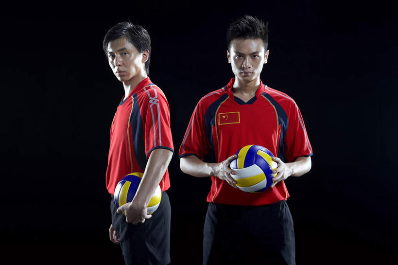 两个人,站,横图,留白,正面,侧面,仰视,锻炼,快乐,热情,比赛,运动,合作,团队,信心,竞争,国旗,北京,中国,亚洲,短裤,T恤,娱乐,刺激,黑色,看,休闲,活力,力量,凝视,摄影,希望,专心,酷,体育运动,运送,体育器械,肖像,出示,田径运动,挑战,敌对,能力,体育,排球运动,年轻男性,中国人,年轻人,彩图,低角度拍摄,健身,精力,摆拍