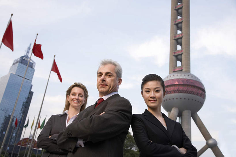 东方人,成年人,中年人,老年人,脸,头,脸颊,三个人,商务人士,商务男性,商务女性,站,双手交叉,微笑,横图,室外,白天,留白,仰视,衬衫,商务,合作,团队,信心,建筑,摩天大楼,旗帜,上海,套装,标语,塔,现代,肩膀,衣服,摄影,双手抱胸,肖像,商务装,合伙,工薪阶层,男人,男性,女人,女性,中国人,年轻人,头部,脸部,脸蛋,面部,白领,上班族,外衣,彩图,低角度拍摄,衬衣,旅行,当代,东方明珠塔,燕尾旗,商务旅行,白色人种,摆拍