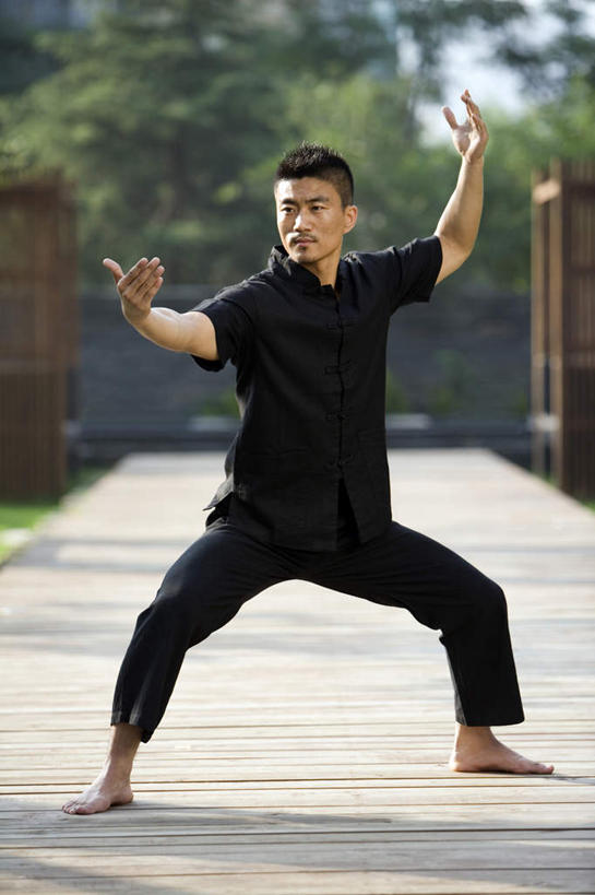 东方人,中年人,一个人,站,举,竖图,室外,白天,锻炼,武术,仅一个男性,仅一个人,仅一个中年男性,托,赤脚,放松,摄影,专心,太极,中国文化,男人,男性,年轻男性,中年男性,中国人,年轻人,休闲活动,举起,举手,举着,向上举,向上伸,向上托,彩图,传统服装