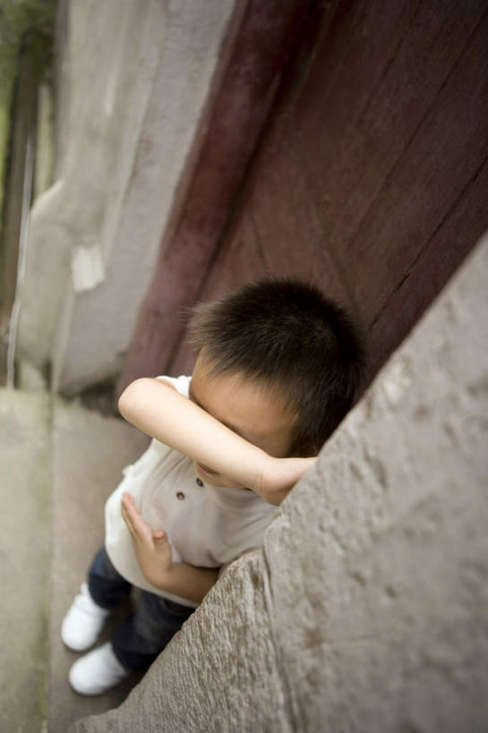 东方人,儿童,一个人,站,竖图,俯视,室外,白天,留白,游戏,纯洁,上海,覆盖,开,门口,托腮,娱乐,小孩,可爱,童年,童趣,摄影,生活方式,隐藏,愉悦,等,童真,烂漫,无邪,伯爵,天真,信任,男孩,男性,中国人,孩子,休闲活动,闭着眼睛,彩图,高角度拍摄,巷