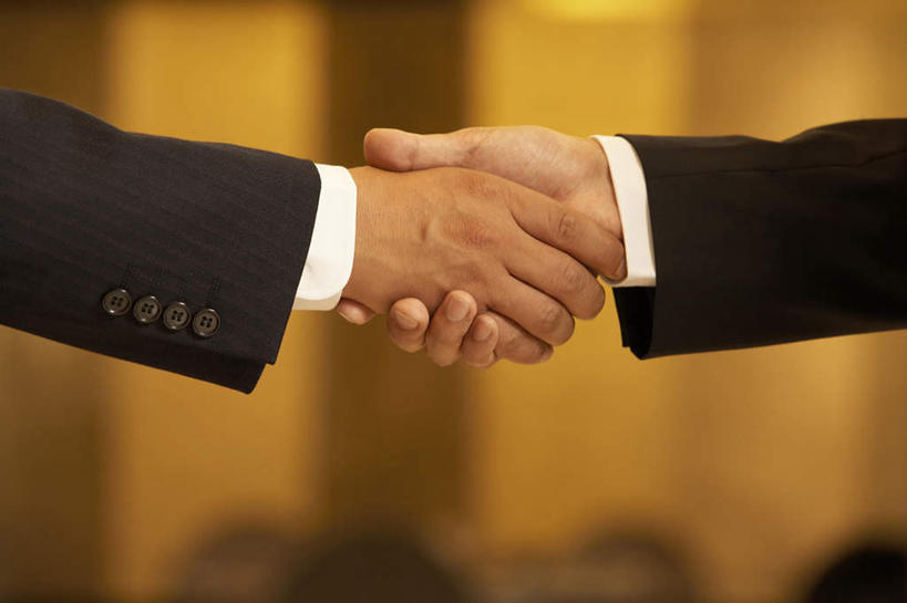 东方人,成年人,中年人,老年人,两个人,商务人士,商务男性,握手,横图,室内,特写,留白,衬衫,商务,成功,合作,团队,套装,会议,球门,娱乐,会所,衣服,同意,俱乐部,摄影,成就,华贵,问候,商务装,合伙,工薪阶层,完成,责任,男人,男性,中国人,白领,上班族,外衣,张开手臂,彩图,衬衣,机遇,联合镇,社交