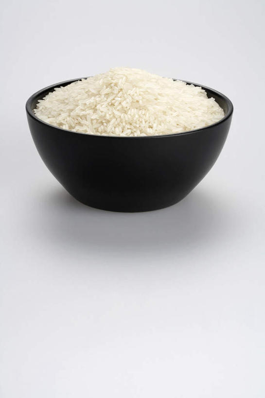 竖图,留白,白色背景,农作物,堆叠,白米,谷物,生食,食品,米,饮食,一个,白色,黑色,容器,碗,摄影,单个,简单,健康食物,钉书钉,彩图,影棚拍摄