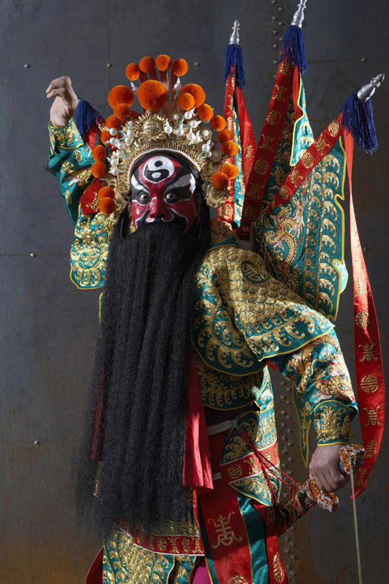 东方人,中年人,老年人,胡须,一个人,演员,电影明星,站,竖图,室内,白天,正面,武术,旗帜,亚洲,表演,朦胧,模糊,生锈,瓷器,拿着,表演者,传统,看,思考,工业,复杂,环境,腐蚀,侵蚀,近景,中国文化,改变,典礼,伪装,比例,京剧,东亚,将军,东亚文化,北京市,歌剧,腐化,锈迹斑斑,老年男性,男人,男性,亚洲人,中国人,胡子,络腮胡,影视明星,彩图,传统服装,舞蹈,中国戏曲,防护面罩,传统文化,性格