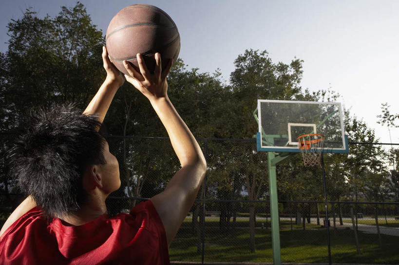 东方人,成年人,一个人,举,横图,室外,白天,留白,运动服,游戏,运动,竞争,射击,北京,亚洲,仅一个男性,仅一个人,射门,瓷器,篮球框,球门,篮球场,球场,竞技运动,投篮,篮球运动员,拿着,球,仅一个年轻男性,背面,红色,托,摄影,准确,决心,瞄准,挑战,篮球运动,东亚,技能,男人,男性,年轻男性,亚洲人,中国人,年轻人,休闲活动,举起,举手,举着,向上举,向上伸,向上托,半身,彩图