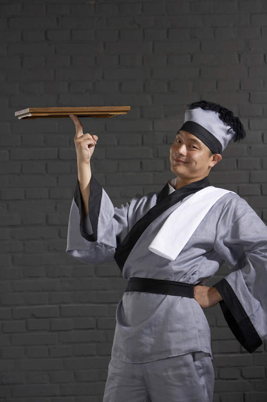 一个人,服务员,笑,微笑,露齿笑,横图,制服,幸福,仅一个男性,仅一个人,表演,准备,餐盘,手叉腰,仅一个年轻男性,灰色,盘子,叉腰,职业,服务,摄影,幽默,双手叉腰,关爱,中国文化,努力,问候,机敏,男人,男性,年轻男性,中国人,年轻人,服务生,侍者,彩图,影棚拍摄,传统服装,传统文化,精力,西汉王朝