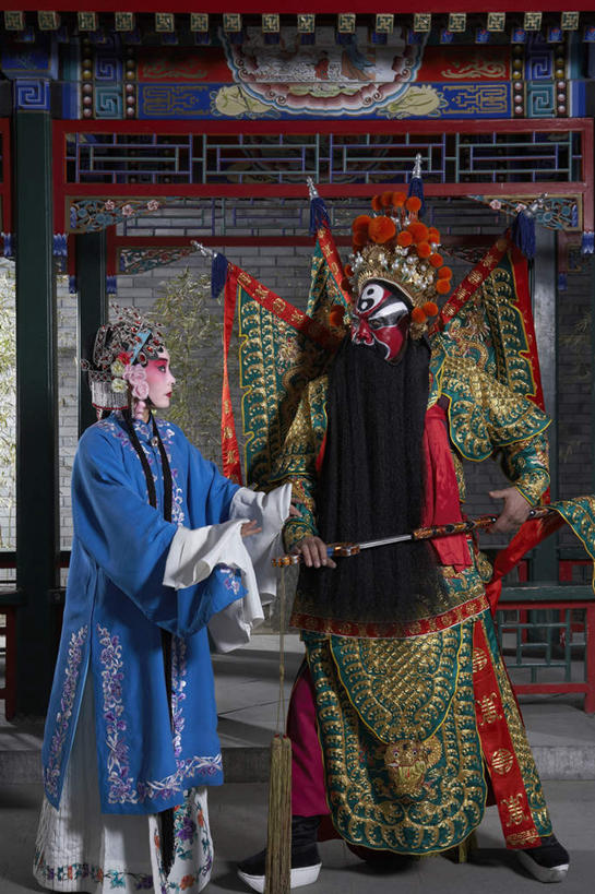 东方人,中年人,老年人,胡须,两个人,演员,电影明星,站,竖图,室内,室外,白天,正面,合作,团队,武术,美景,旗帜,珠宝,刺绣,亚洲,表演,装饰,瓷器,景观,警告,拿着,表演者,传统,停车,自然,凉亭,手势,面对面,武器,景色,警示,禁止,停止,提醒,袖子,剑,练习,提示,限制,中国文化,自然风光,和平,典礼,暂停,伪装,合伙,京剧,东亚,将军,东亚文化,停滞,北京市,歌剧,亭台楼阁,劝说,危险,老年男性,男人,男性,女人,女性,亚洲人,中国人,年轻人,胡子,络腮胡,影视明星,彩图,传统服装,锦缎,中国戏曲,防护面罩,打手势,传统文化,京剧演员,性格