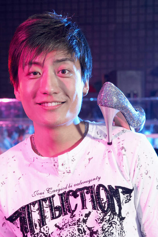 东方人,一个人,酒吧,站,笑,微笑,露齿笑,竖图,室内,夜晚,正面,高跟鞋,夜生活,快乐,幸福,北京,亚洲,仅一个男性,仅一个人,瓷器,浪漫,T恤,娱乐,现代,仅一个年轻男性,扛,摄影,享乐,提示,肖像,夜总会,东亚,快活,欢愉,康乐,男人,男性,年轻男性,亚洲人,中国人,年轻人,半身,彩图,高兴,白马王子