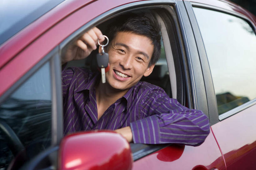 东方人,成年人,中年人,脸,头,脸颊,一个人,司机,笑,微笑,露齿笑,横图,正面,快乐,满意,幸福,仅一个男性,庆祝,钥匙,拿着,刺激,肩膀,轿子,摄影,肖像,出示,车钥匙,男人,亚洲人,中国人,头部,脸部,脸蛋,面部