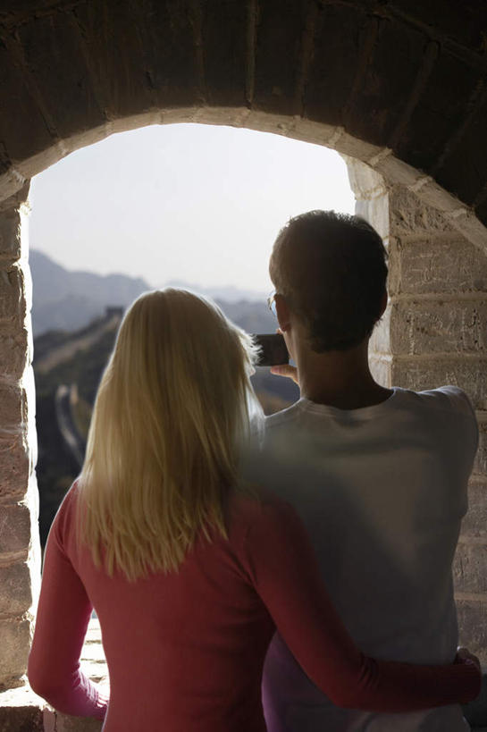 头发,两个人,学生,站,竖图,室外,白天,友谊,幸福,窗户,相机,长城,日光,中国,亚洲,行人,游客,游人,并排,塔,宏伟,注视,休闲装,历史,路人,旅客,拍照,背面,风景,数码相机,地标建筑,春天,观察,看,休闲,金色,放松,搭,约会,摄影,观看,察看,享乐,搭着,关注,中国文化,记忆,东亚,北京市,异性恋,慕田峪长城,过客,男人,男性,女人,女性,年轻人,休闲活动,彩图,旅行,白色人种