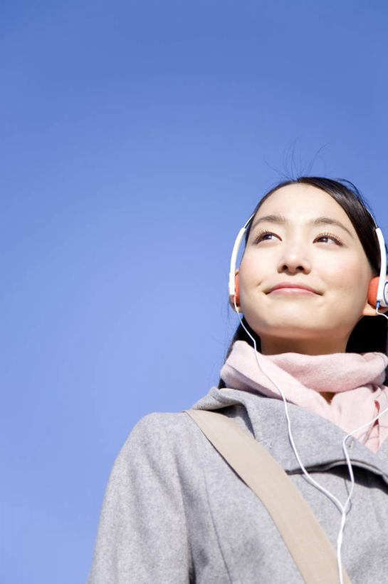 东方人,学生,微笑,纯洁,亚洲,音乐,天空,耳机,可爱,童年,童趣,生活方式,肖像,童真,烂漫,无邪,天真,女孩,女人,亚洲人,年轻人,彩图