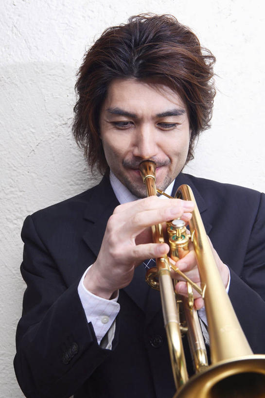 东方人,中年人,亚洲,乐器,小号,音乐,生活方式,男人,男性,亚洲人,彩图