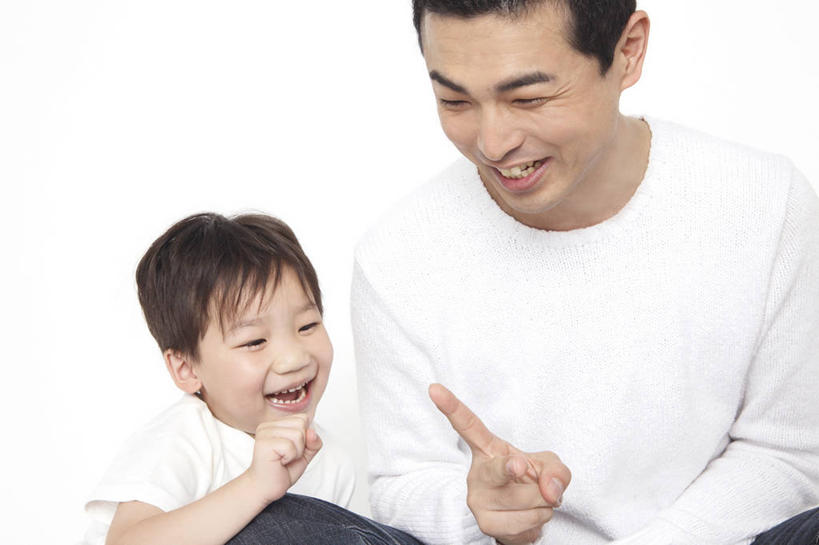 东方人,儿童,家庭,父亲,儿子,笑,微笑,室内,白色背景,友谊,纯洁,小孩,温暖,温馨,一家人,可爱,童年,童趣,生活方式,明亮,和睦,童真,烂漫,无邪,天真,男孩,男人,男性,亚洲人,孩子,彩图,影棚拍摄,融洽