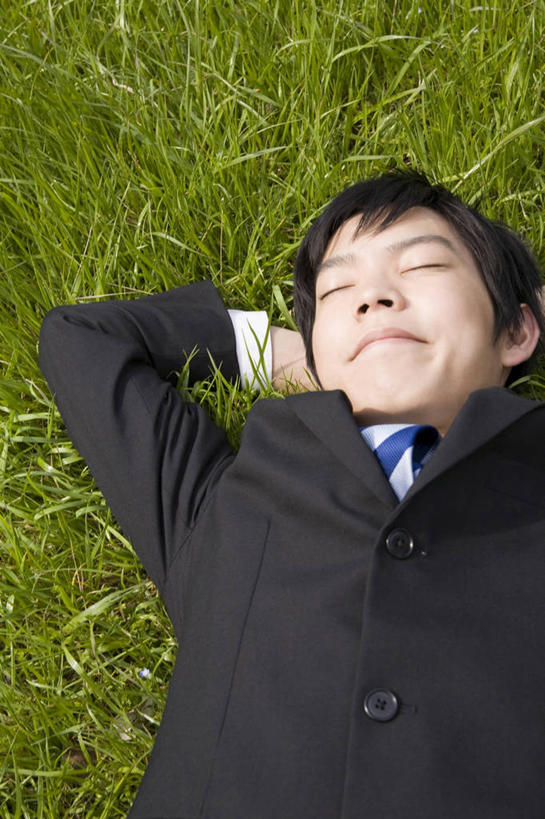 东方人,商务人士,室外,商务,草,职业,放松,肖像,男人,男性,亚洲人,年轻人,彩图