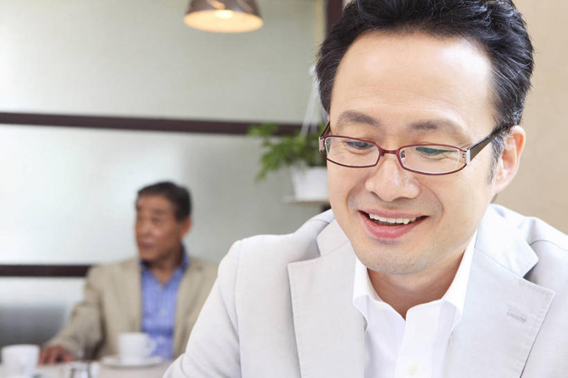 东方人,中年人,商务人士,笑,微笑,商务,亚洲,眼镜,咖啡店,男人,男性,亚洲人,彩图