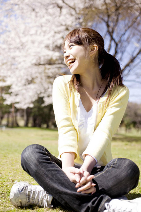 东方人,一个人,坐,笑,微笑,室外,植物,樱花,野餐,草,春天,肖像,女人,亚洲人,年轻人,盘着腿坐,彩图
