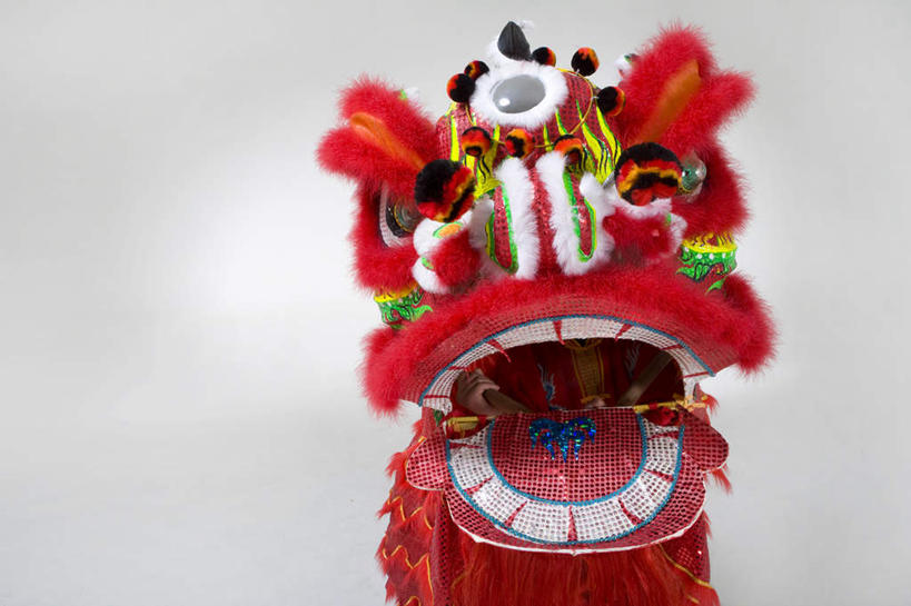 东方人,一个人,站,微笑,白色背景,正面,民族服装,快乐,兴奋,运气,骄傲,团队,狮子,北京,中国,春节,亚洲,舞狮,表演,咆哮,服装,朦胧,模糊,艺术,古典,文化,娱乐,表演者,传统,刺激,扮演,衣服,红色,张嘴,活力,服饰,古装,演出,中国文化,肖像,亚洲狮,典礼,演出服,张大嘴巴,东亚,东亚文化,勇气,韵味,元旦,技能,亚洲人,中国人,张开嘴,半身,彩图,影棚拍摄,传统服装,民俗服,舞蹈,传统文化,传统节日