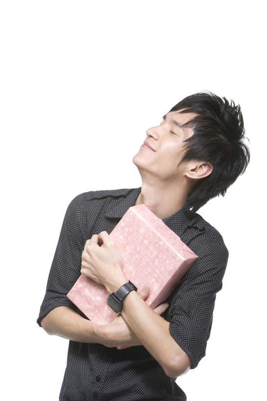 东方人,成年人,一个人,站,笑,微笑,露齿笑,白色背景,正面,衬衫,时尚,快乐,兴奋,幸福,消费,礼物,仅一个男性,仅一个人,包装,包装纸,商品,拿着,牛仔裤,休闲装,刺激,盒子,仅一个年轻男性,休闲,零售,摄影,影棚,生活方式,酷,享乐,摄影棚,华贵,生日礼物,肖像,男人,男性,年轻男性,亚洲人,中国人,年轻人,休闲活动,闭着眼睛,半身,彩图,影棚拍摄,拍摄