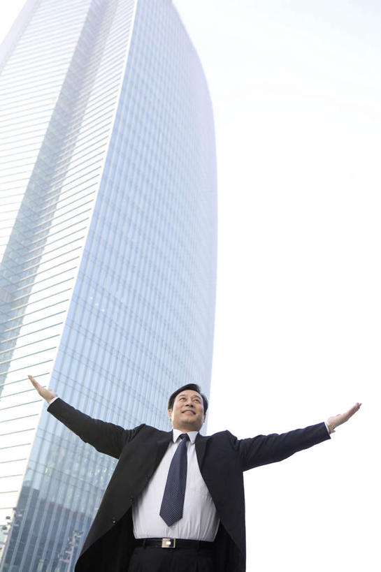 东方人,成年人,中年人,老年人,一个人,商务人士,商务男性,举,笑,微笑,露齿笑,室外,留白,正面,衬衫,商务,快乐,骄傲,成功,信心,城市,建筑,摩天大楼,北京,中国,亚洲,仅一个男性,仅一个人,仅一个中年男性,套装,领带,首都,方向,托,向上看,职业,办公大楼,财富,灵感,享乐,经理,都市风光,决心,商务装,梦想,市区,工薪阶层,渴望,东亚,责任,金融区,老年男性,男人,男性,中年男性,亚洲人,中国人,白领,上班族,举起,举手,举着,向上举,向上伸,向上托,张开手臂,半身,彩图,衬衣,北京CBD,首席执行官,了解
