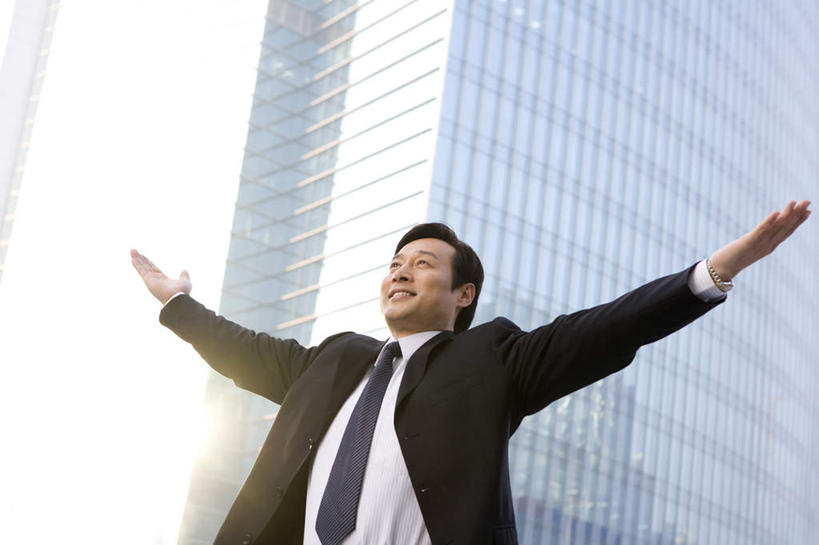 东方人,成年人,中年人,老年人,一个人,商务人士,商务男性,举,笑,微笑,露齿笑,室外,留白,正面,衬衫,商务,快乐,骄傲,成功,信心,城市,建筑,摩天大楼,北京,中国,亚洲,仅一个男性,仅一个人,仅一个中年男性,套装,领带,首都,方向,托,向上看,职业,办公大楼,财富,灵感,享乐,经理,都市风光,决心,商务装,梦想,市区,工薪阶层,渴望,东亚,责任,金融区,老年男性,男人,男性,中年男性,亚洲人,中国人,白领,上班族,举起,举手,举着,向上举,向上伸,向上托,张开手臂,半身,彩图,衬衣,北京CBD,首席执行官,了解