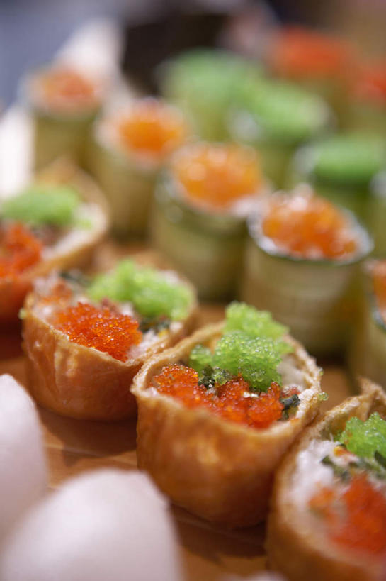 寿司,鱼子酱,无人,竖图,室内,特写,北京,中国,亚洲,一排,日本文化,整齐,木制,日本料理,食品,饮食,排列,摄影,队列,清新,东亚,健康食物,彩图