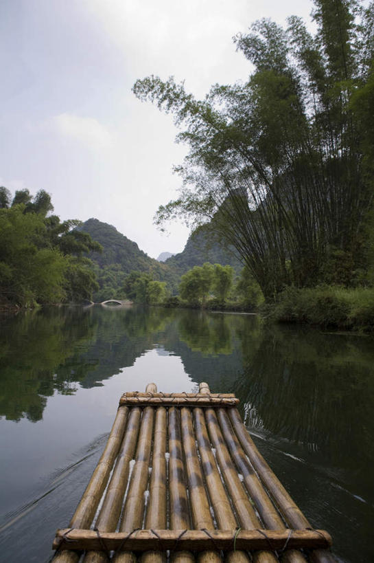 无人,横图,室外,白天,旅游,度假,河流,美景,山,山脉,水,船,竹子,桂林,中国,亚洲,材料,地形,景观,水面,喀斯特,娱乐,树,风景,自然,地标建筑,享受,休闲,景色,放松,摄影,宁静,漂流,中国文化,自然风光,自然现象,东亚,东亚文化,漓江,万里无云,广西壮族自治区,自然地理,竹,彩图,桂林山水