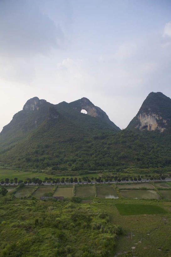 无人,竖图,俯视,室外,白天,旅游,度假,农业,美景,山,山脉,桂林,中国,亚洲,地形,景观,田地,喀斯特,娱乐,草,风景,自然,享受,休闲,景色,放松,摄影,宁静,岩层,中国文化,自然风光,东亚,东亚文化,广西壮族自治区,自然地理,岩石,彩图,高角度拍摄,桂林山水