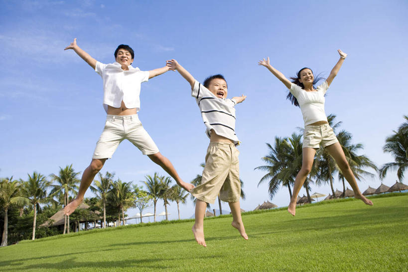 东方人,儿童,三个人,家庭,母亲,父亲,儿子,跳,笑,微笑,露齿笑,横图,室外,白天,正面,旅游,度假,快乐,兴奋,幸福,纯洁,美景,棕榈树,三亚,中国,亚洲,连接,伸展,景观,半空,娱乐,草,小孩,天空,自然,夏天,享受,休闲,温暖,温馨,一家人,赤脚,景色,放松,可爱,乐趣,童年,童趣,摄影,生活方式,和睦,热带气候,享乐,自然风光,肖像,露营,野营,童真,东亚,烂漫,无邪,海南岛,万里无云,宿营,天真,男孩,男人,男性,年轻男性,年轻女性,女人,女性,亚洲人,中国人,孩子,年轻人,孙子,休闲活动,椰子树,仰头,张开手臂,彩图,旅行,爱,欢乐,融洽,开合跳