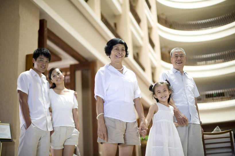 东方人,儿童,老年人,人群,家庭,母亲,父亲,女儿,祖父母,祖母,祖父,笑,微笑,露齿笑,横图,室内,白天,正面,旅游,度假,快乐,幸福,纯洁,酒店,三亚,中国,亚洲,连接,休闲装,小孩,白色,夏天,温暖,温馨,一家人,可爱,童年,童趣,搭,摄影,生活方式,和睦,搭着,关爱,华贵,肖像,童真,东亚,烂漫,无邪,海南岛,中庭,天真,老年男性,老年女性,男人,男性,年轻男性,年轻女性,女孩,女人,女性,亚洲人,中国人,孩子,年轻人,全家福,孙女,休闲活动,手牵手,拥抱,彩图,旅行,爱,融洽