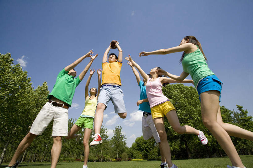 东方人,人群,公园,跳,举,笑,微笑,露齿笑,横图,室外,白天,正面,仰视,旅游,度假,时尚,游戏,快乐,兴奋,幸福,运动,团队,美景,北京,中国,亚洲,短裤,景观,田地,半空,休闲装,娱乐,刺激,球,草,树,绿色,自然,春天,夏天,托,享受,休闲,景色,放松,活力,摄影,动作,接,酷,自然风光,防守,东亚,队员,万里无云,美式足球,男人,男性,年轻男性,年轻女性,女人,女性,亚洲人,中国人,年轻人,休闲活动,举起,举手,举着,向上举,向上伸,向上托,张开手臂,彩图,低角度拍摄