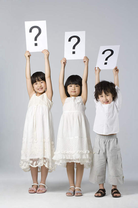 东方人,儿童,三个人,举,笑,微笑,露齿笑,竖图,白色背景,正面,快乐,幸福,纯洁,中国,亚洲,一排,伸展,整齐,标志,拿着,布告,排列,小孩,白色,托,可爱,童年,童趣,摄影,问号,队列,想象,童真,东亚,烂漫,无邪,天真,男孩,男性,女孩,女性,亚洲人,中国人,孩子,举起,举手,举着,向上举,向上伸,向上托,彩图,影棚拍摄,朝鲜族,标点符号