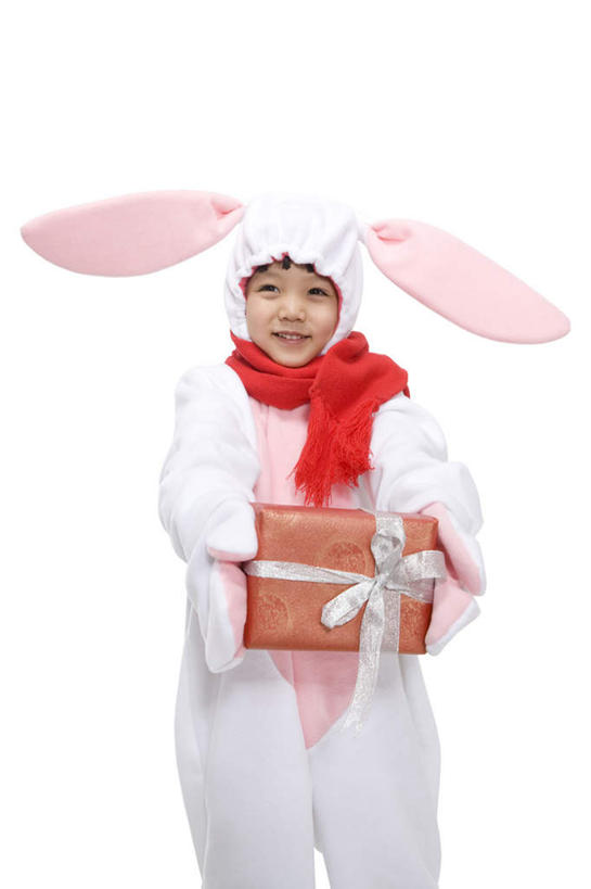 东方人,儿童,一个人,笑,微笑,露齿笑,竖图,白色背景,民族服装,快乐,兴奋,幸福,纯洁,运气,礼物,北京,中国,春节,亚洲,服装,节日,庆祝,包装,缎带,古典,拿着,文化,传统,十二生肖,刺激,小孩,衣服,蝴蝶结,围巾,概念,可爱,童年,童趣,打结,摄影,服饰,影棚,古装,享乐,中国文化,摄影棚,肖像,童真,东亚,烂漫,无邪,家兔,兔子装,韵味,元旦,无忧无虑,天真,男孩,男性,亚洲人,中国人,孩子,张开手臂,影棚拍摄,传统服装,民俗服,装扮,欢乐,拍摄,传统文化,传统节日