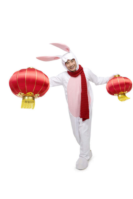 东方人,中年人,一个人,笑,微笑,露齿笑,竖图,白色背景,正面,民族服装,快乐,兴奋,幸福,运气,照明,北京,中国,春节,亚洲,仅一个男性,仅一个人,仅一个中年男性,服装,节日,庆祝,灯笼,纸灯笼,古典,拿着,文化,传统,十二生肖,刺激,衣服,围巾,灯具,概念,财富,摄影,服饰,影棚,古装,照亮,享乐,照明设备,中国文化,摄影棚,肖像,东亚,家兔,兔子装,韵味,元旦,无忧无虑,男人,男性,中年男性,亚洲人,中国人,影棚拍摄,传统服装,民俗服,装扮,欢乐,拍摄,传统文化,传统节日