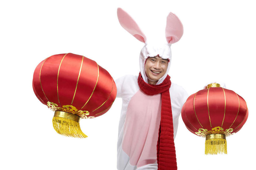 东方人,中年人,一个人,笑,微笑,露齿笑,横图,白色背景,正面,民族服装,快乐,兴奋,幸福,运气,照明,北京,中国,春节,亚洲,仅一个男性,仅一个人,仅一个中年男性,服装,节日,庆祝,灯笼,纸灯笼,古典,拿着,文化,传统,十二生肖,刺激,衣服,围巾,灯具,概念,财富,摄影,服饰,影棚,古装,照亮,享乐,照明设备,中国文化,摄影棚,肖像,东亚,家兔,兔子装,韵味,元旦,无忧无虑,男人,男性,中年男性,亚洲人,中国人,半身,影棚拍摄,传统服装,民俗服,装扮,欢乐,拍摄,传统文化,传统节日