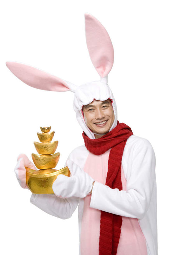 东方人,中年人,一个人,笑,微笑,露齿笑,竖图,白色背景,民族服装,快乐,兴奋,幸福,运气,礼物,北京,中国,春节,亚洲,仅一个男性,仅一个人,仅一个中年男性,服装,节日,庆祝,金属,古典,拿着,文化,传统,十二生肖,黄金,刺激,衣服,围巾,概念,财富,金条,摄影,服饰,影棚,古装,享乐,中国文化,摄影棚,肖像,东亚,家兔,兔子装,韵味,繁荣,元旦,无忧无虑,男人,男性,中年男性,亚洲人,中国人,半身,影棚拍摄,传统服装,民俗服,装扮,欢乐,拍摄,元宝,传统文化,传统节日