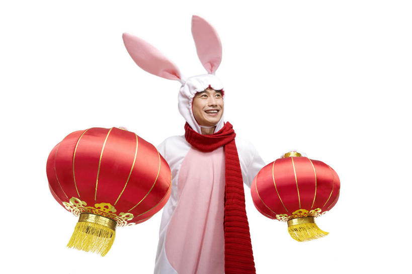 东方人,中年人,一个人,笑,微笑,露齿笑,横图,白色背景,正面,民族服装,快乐,兴奋,幸福,运气,照明,北京,中国,春节,亚洲,仅一个男性,仅一个人,仅一个中年男性,服装,节日,庆祝,灯笼,纸灯笼,古典,拿着,文化,传统,十二生肖,刺激,衣服,围巾,灯具,向上看,概念,财富,摄影,服饰,影棚,古装,照亮,享乐,照明设备,中国文化,摄影棚,肖像,东亚,家兔,兔子装,韵味,元旦,无忧无虑,男人,男性,中年男性,亚洲人,中国人,半身,影棚拍摄,传统服装,民俗服,装扮,欢乐,拍摄,传统文化,传统节日