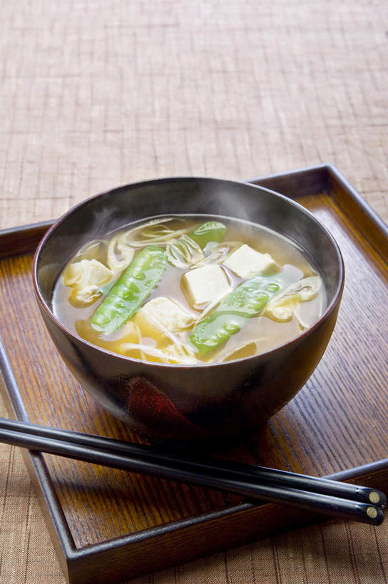 面条,豆腐,无人,竖图,俯视,室内,留白,筷子,桌子,静物,日本文化,木制,蒸汽,豌豆,汤,日本料理,食品,饮食,三个,碗,摄影,简单,膳食,清新,主菜,豌豆系,东亚文化,健康食物,纯净,面汤,彩图,高角度拍摄