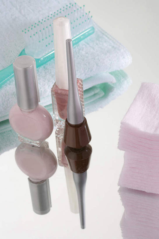 无人,竖图,俯视,白色背景,化妆,美容,时尚,静物,护肤,准备,指甲油,毛巾,纸巾,保养,享受,休闲,放松,修指甲,保健,摄影,卫生,化妆用品,养颜,美化,彩图,高角度拍摄,影棚拍摄,SPA美容,魅力,例行公事