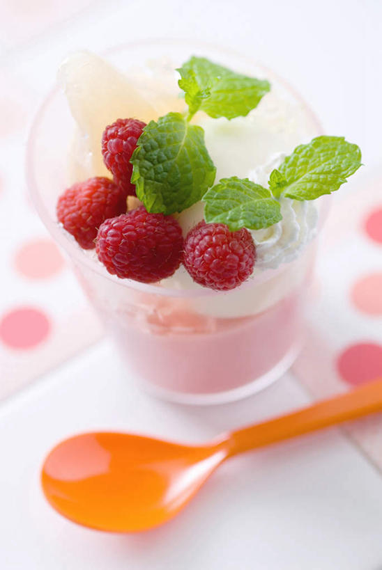 点心,无人,竖图,俯视,静物,叶子,薄荷,食品,甜点,甜品,杯,饮食,食物,糕点,餐巾,汤匙,甜食,覆盆子,摄影,简单,草本,清新,玻璃杯,彩图,高角度拍摄,装饰菜,生奶油