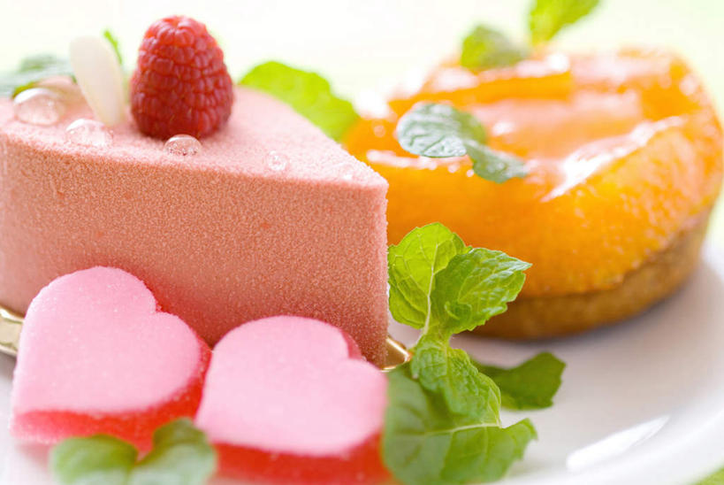 点心,面包,无人,横图,特写,静物,叶子,切开,庆祝,水滴,薄荷,食品,糖果,面点,甜点,甜品,吐司,饮食,食物,糕点,盘子,甜食,覆盆子,切,甜心,摄影,法式面包,草本,清新,薄荷糖,剖面,吐司面包,切面,彩图,多士,听型面包,装饰菜,蛋糕