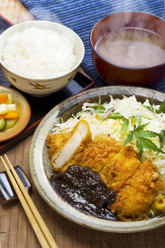 无人,竖图,俯视,室内,筷子,蔬菜,静物,叶子,许多,日本文化,木制,蒸汽,白米,汤,油炸,日本料理,食品,米,很多,猪肉,饮食,碗,摄影,碎纸,膳食,清新,炸猪排,主菜,彩图,高角度拍摄,装饰菜